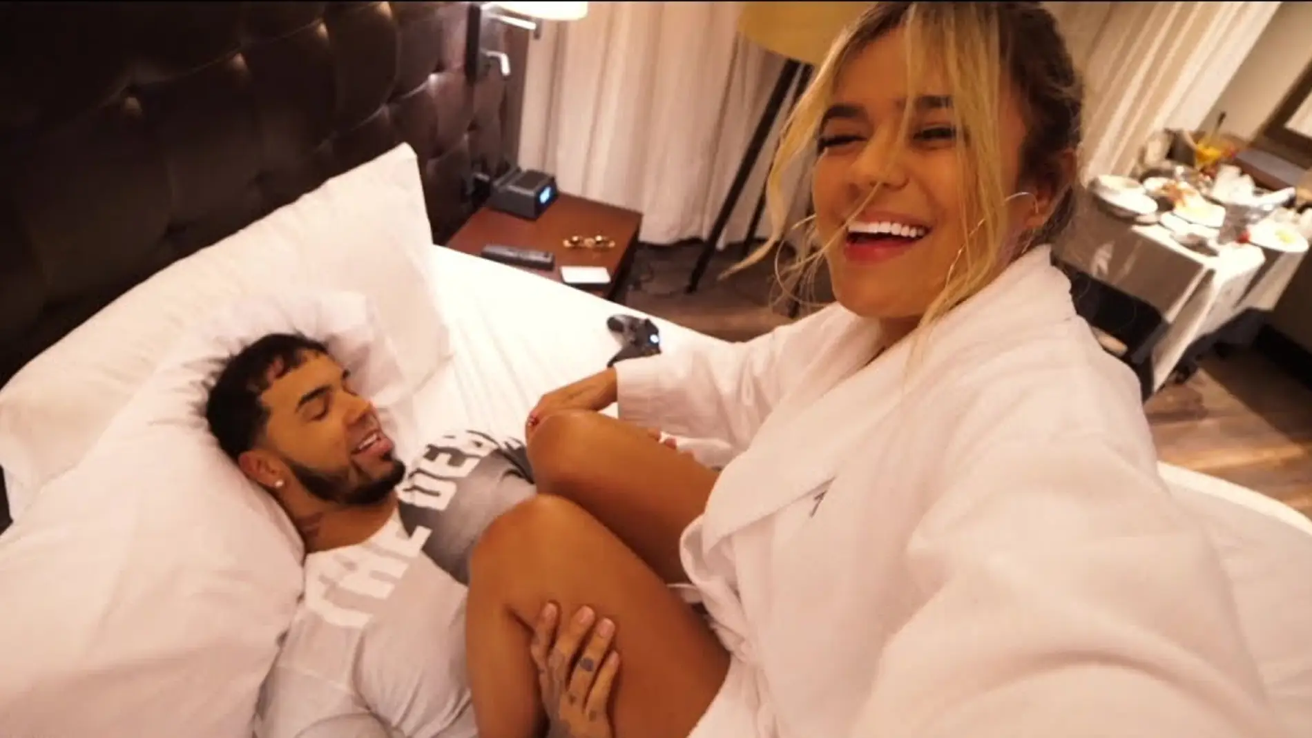 Karol G y Anuel AA en 'Secreto'.