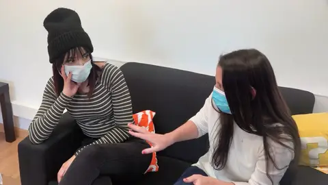 Amigas conversando Amigas conversando