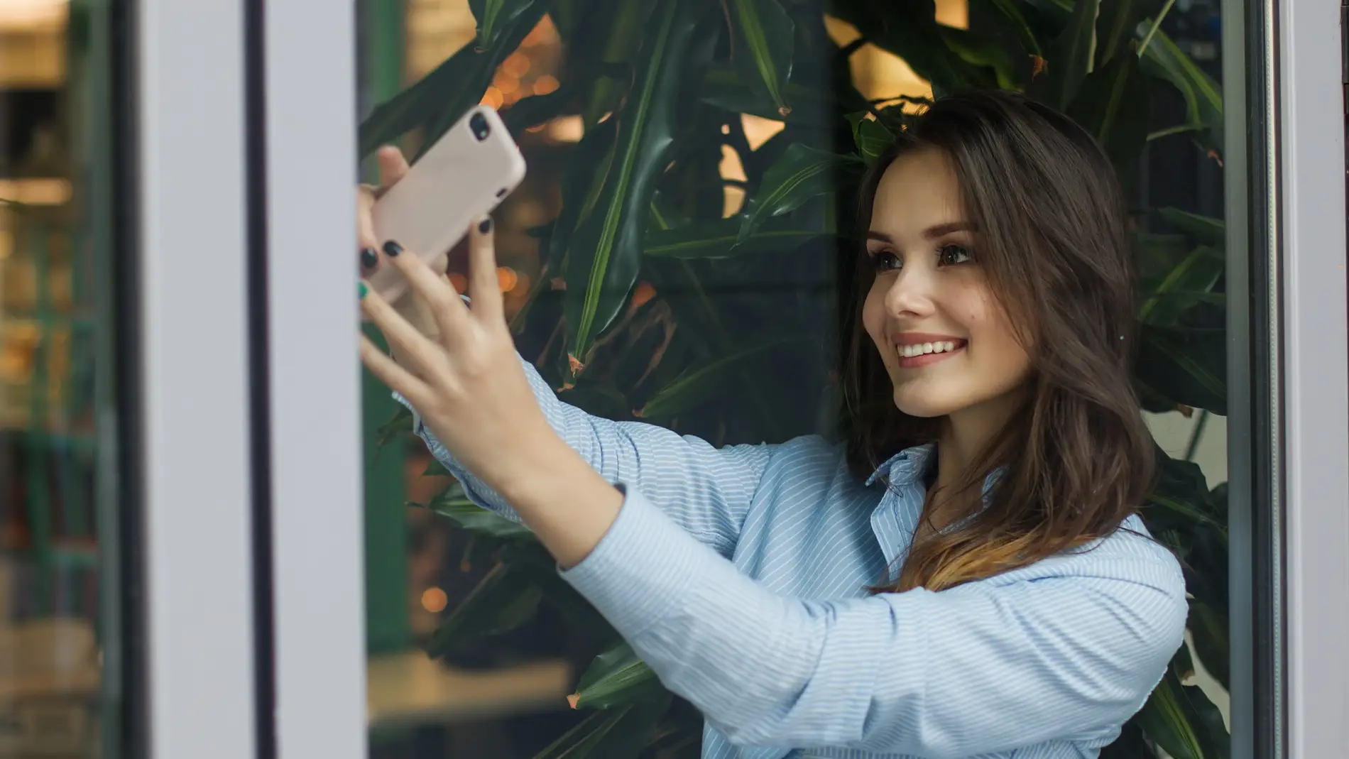 Chica haciéndose un &#39;selfie&#39;.