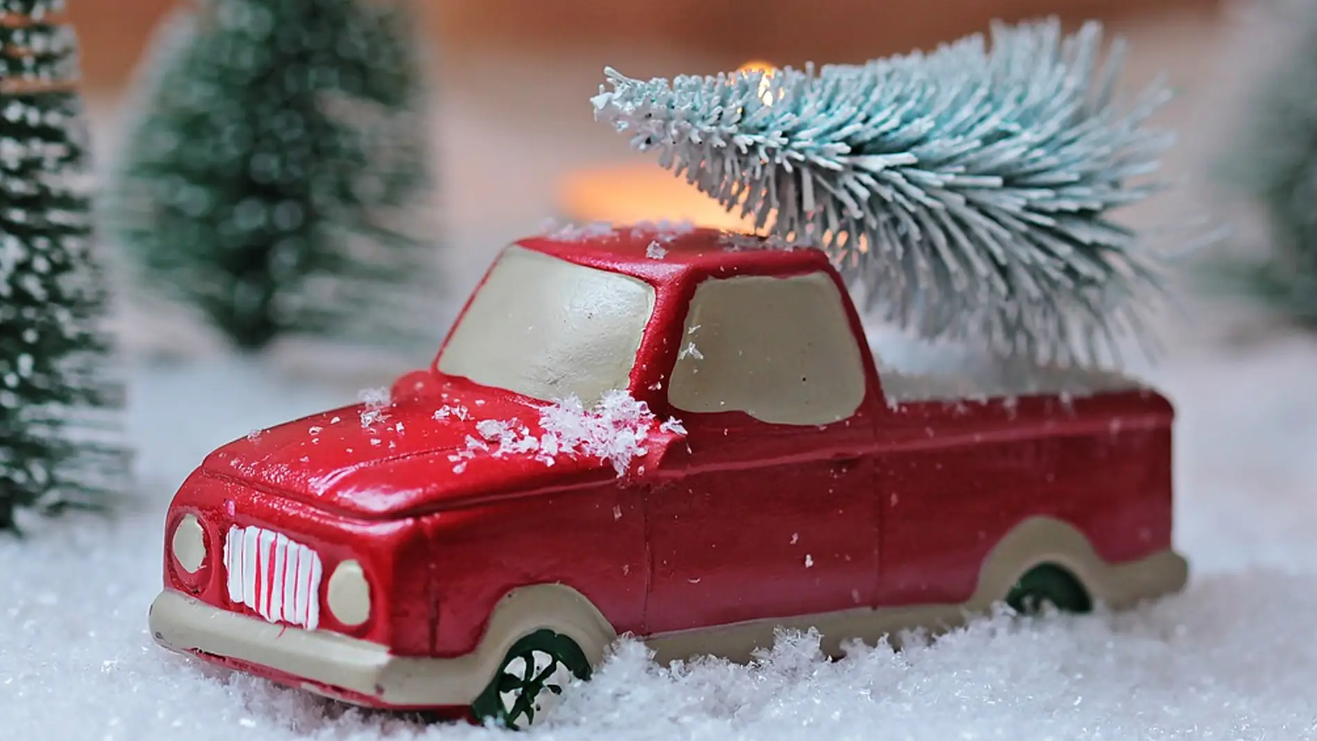 Coche llevando un árbol de Navidad (archivo)