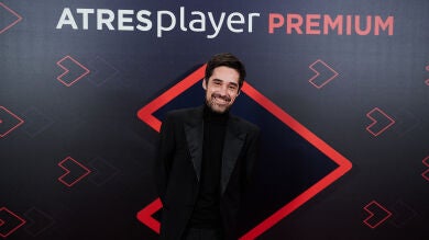 Jordi Cruz rinde homenaje a Carolina Marín con una medalla de oro hecha a mano