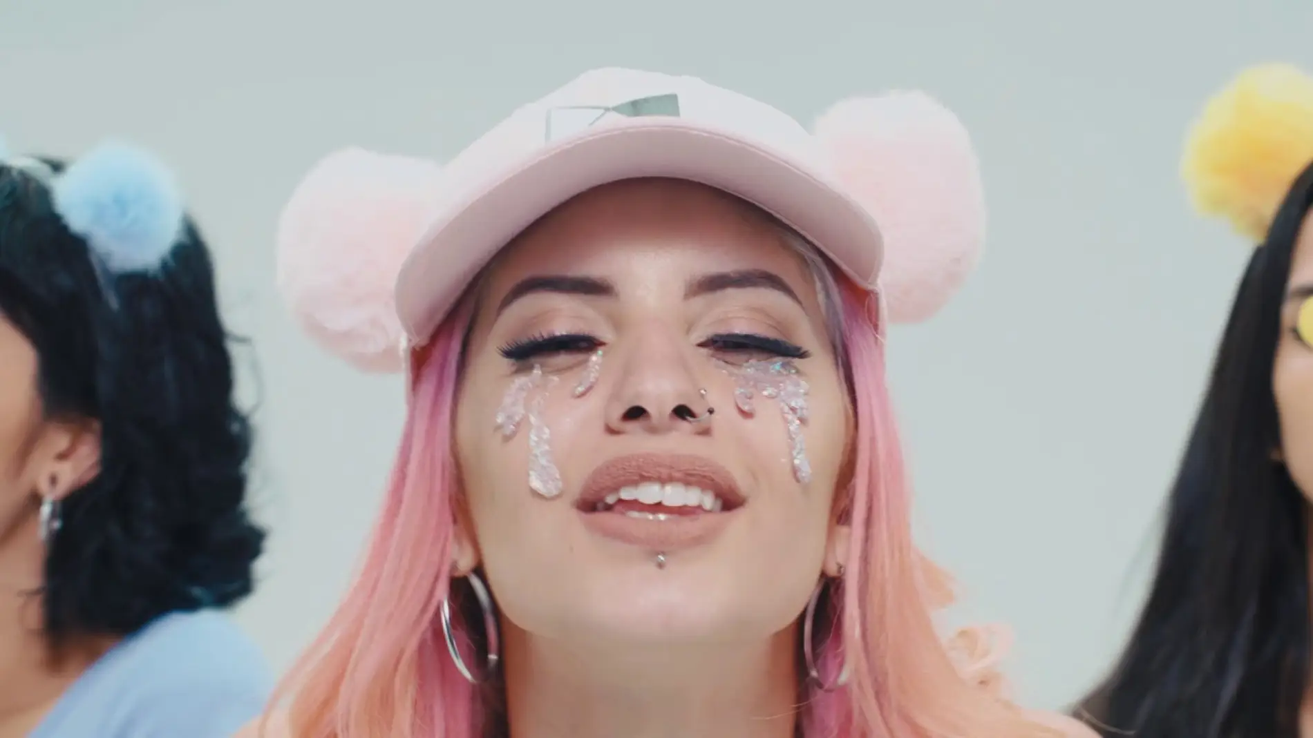 Dakillah en su videoclip de 'Actitud'.