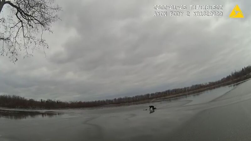 Un policía rescata a un perro que se había caído a un lago helado