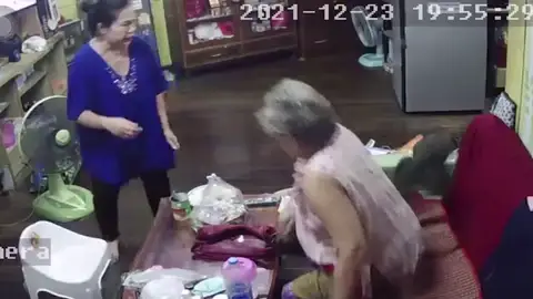 Una abuela se lleva el susto de su vida cuando un lagarto pasa por encima de ella Una abuela se lleva el susto de su vida cuando un lagarto pasa por encima de ella