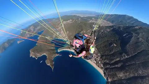 Realiza un espectacular salto base lanzándose desde su pareja en parapente Realiza un espectacular salto base lanzándose desde su pareja en parapente