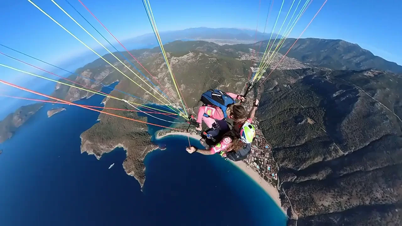 Realiza un espectacular salto base lanzándose desde su pareja en parapente Realiza un espectacular salto base lanzándose desde su pareja en parapente