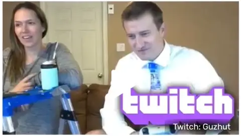 Un streamer de Twitch sin espectadores es grabado por su mujer en TikTok y gana 30.000 suscriptores en 2 días Un streamer de Twitch sin espectadores es grabado por su mujer en TikTok y gana 30.000 suscriptores en 2 días