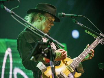 Neil Young durante un concierto