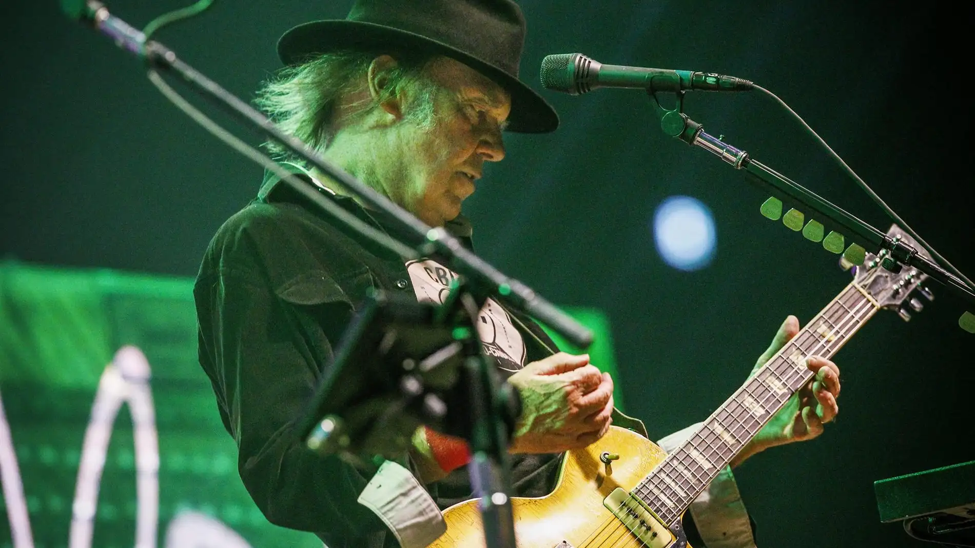 Neil Young durante un concierto