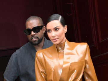 Kanye West detrás de Kim Kardashian.