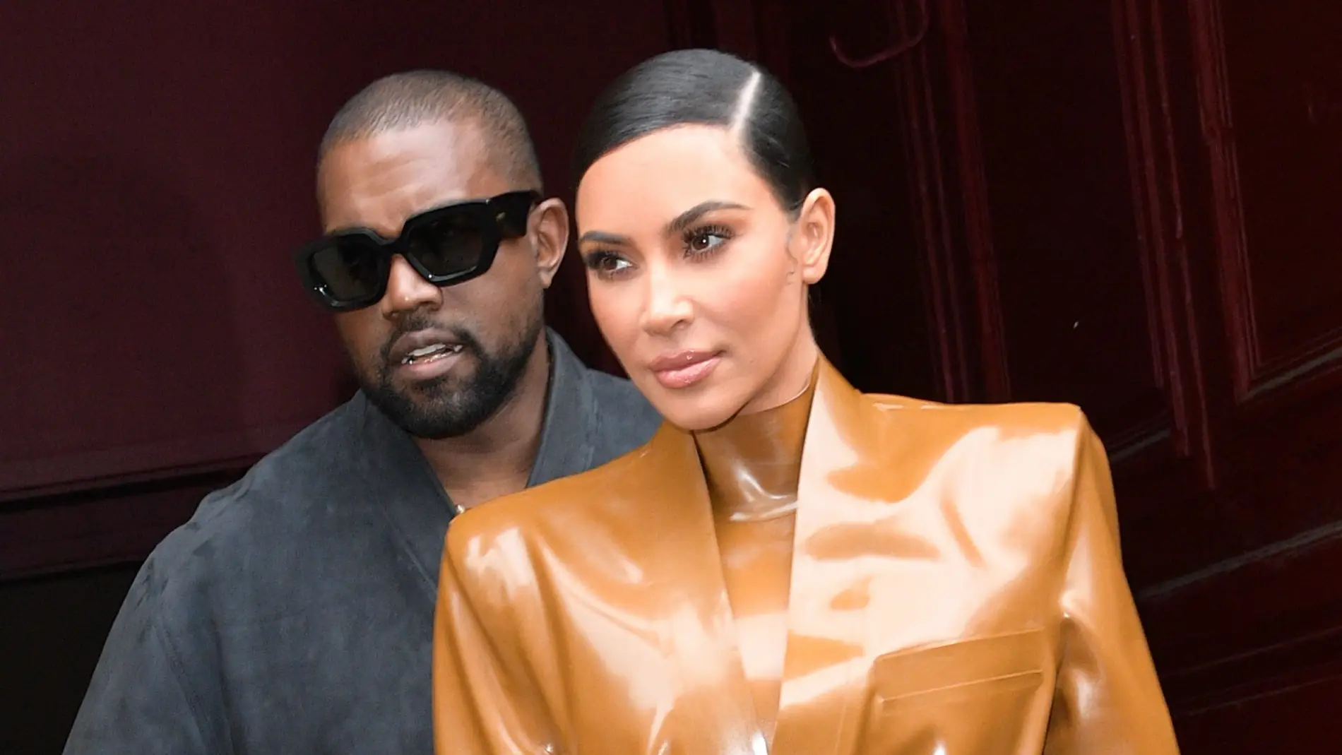 Kanye West detrás de Kim Kardashian.