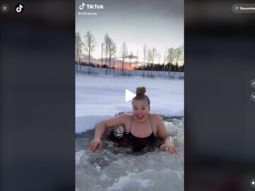 Una finlandesa consigue casi 1,5 millones de seguidores en TikTok gracias a su afición de taladrar hielo y bañarse en lagos congelados