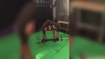 Un contorsionista levanta pesas con los pies