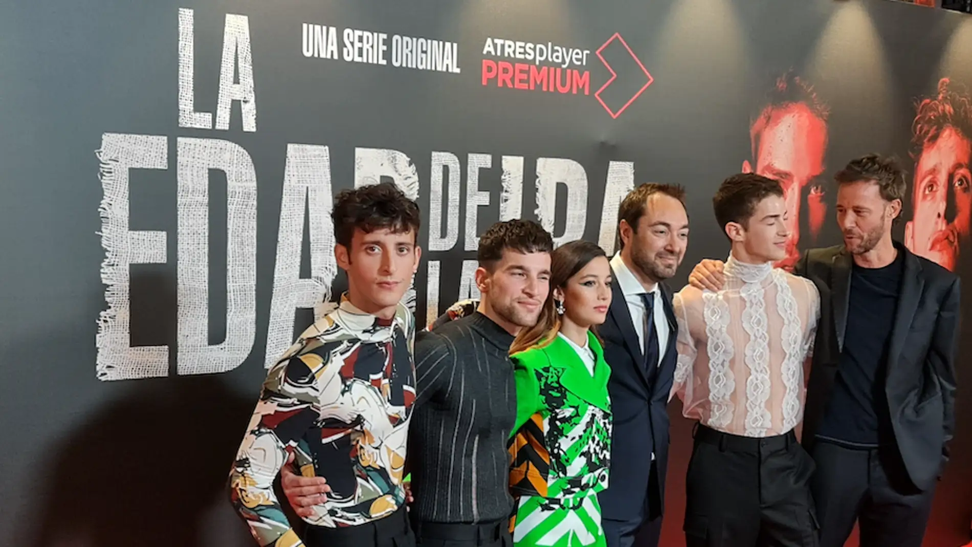 Los protagonistas de la serie junto a Nando López, escritor de 'La Edad de la Ira'