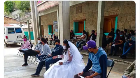 Una pareja causa sensación por acudir a vacunarse vestidos como novios: “Dijeron sí al amor y a la salud” Una pareja causa sensación por acudir a vacunarse vestidos como novios: “Dijeron sí al amor y a la salud”