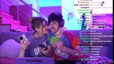 El beso en directo de Alexby y Aroyitt provoca una oleada de comentarios sobre su forma de gestionar su contenido