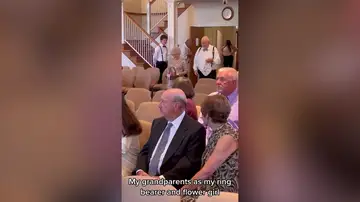 Una novia llora el día de su boda al ver a sus abuelos portar con los anillos y las flores