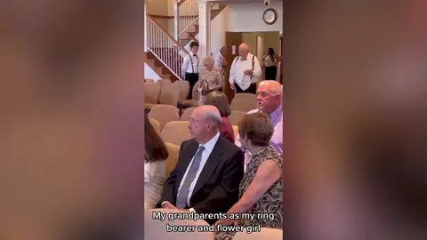 Una novia llora el día de su boda al ver a sus abuelos portar con los anillos y las flores Una novia llora el día de su boda al ver a sus abuelos portar con los anillos y las flores