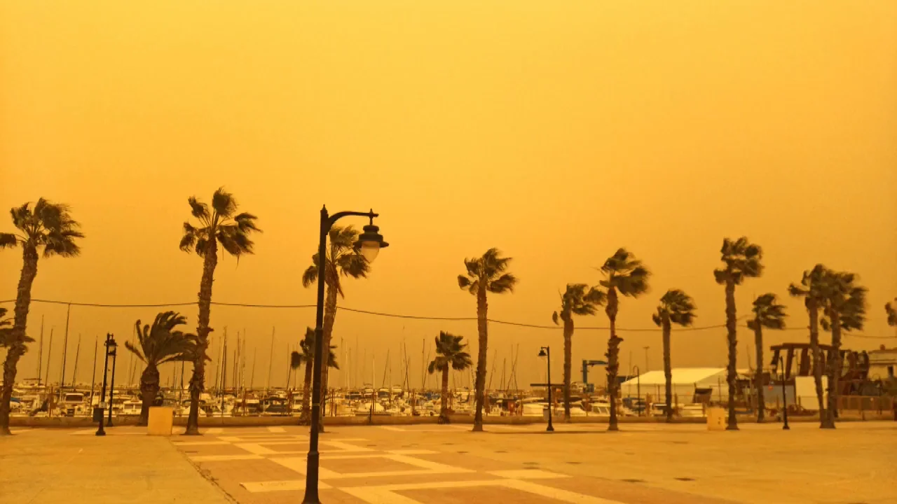 Una nube de polvo sahariano cubre España