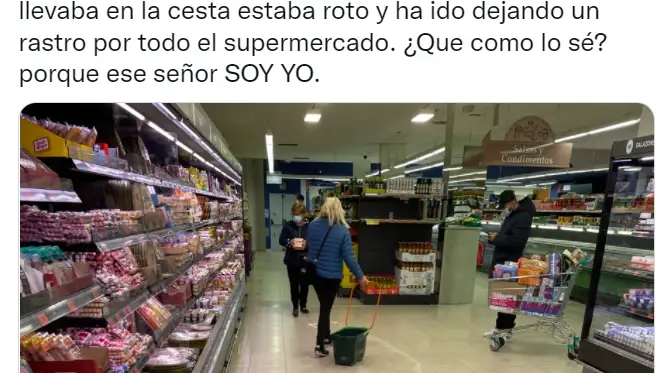 Nacho García compartió en Twitter la curiosa escena que vivió en un Mercadona al ir arrastrando un paquete de azúcar abierto