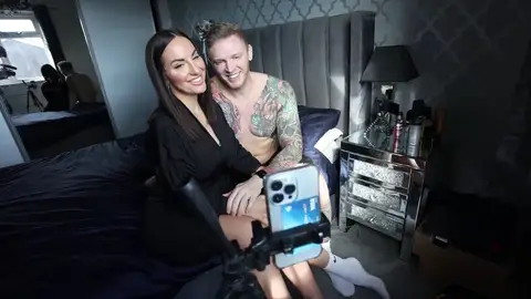 Una matrimonio que gana 41 mil euros al mes a través de la venta de videos porno ha revelado cómo reaccionó su familia al enterarse Una matrimonio que gana 41 mil euros al mes a través de la venta de videos porno ha revelado cómo reaccionó su familia al enterarse