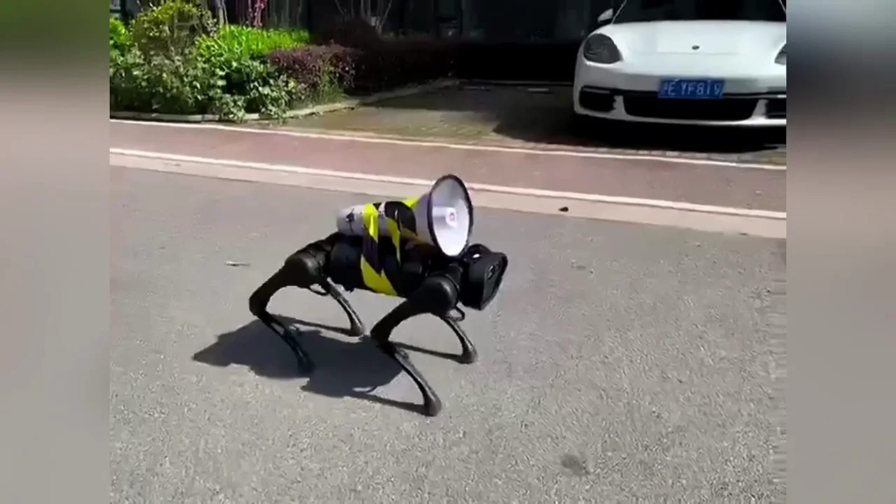 Un perro robot con altavoz ladra instrucciones de seguridad por la pandemia en China