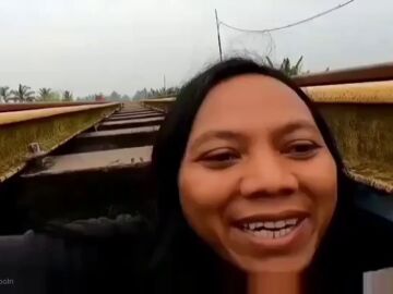Youtuber indonesio hace todo lo posible para filmar un tren por debajo de la vía