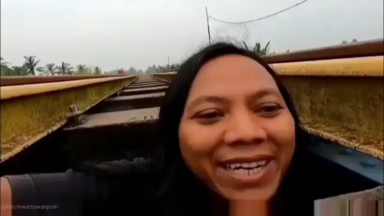 Youtuber indonesio hace todo lo posible para filmar un tren por debajo de la vía