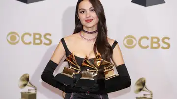 Olivia Rodrigo con sus tres Premios Grammy 2022