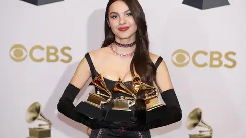 Olivia Rodrigo con sus tres Premios Grammy 2022 Olivia Rodrigo con sus tres Premios Grammy 2022