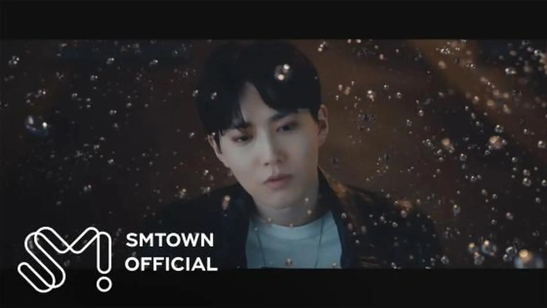 Suho de EXO regresa con 'Grey Suit', y los fans más clásicos del K-Pop se vuelven locos.