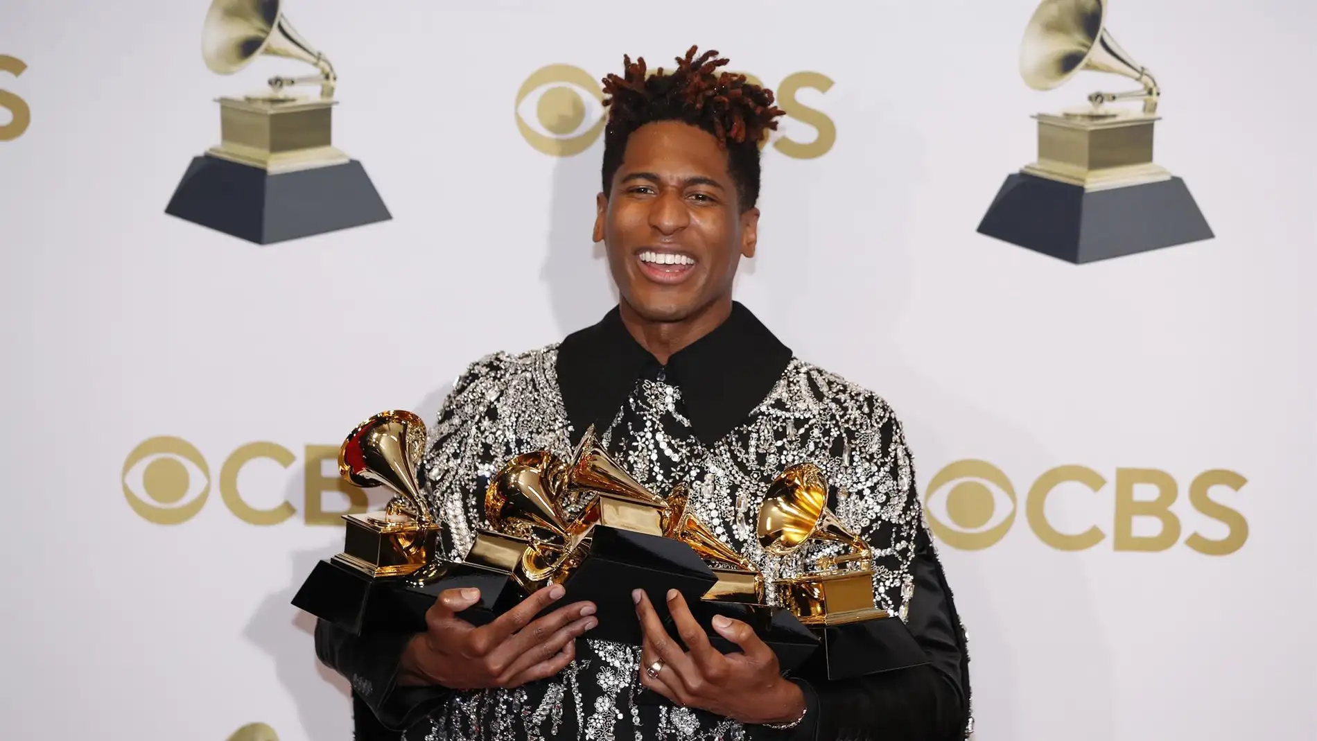 Jon Batiste con sus cinco Grammys