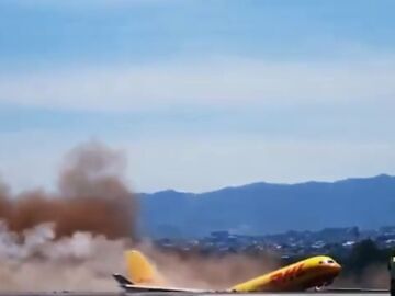 Un avión de mercancías se parte en dos al hacer un aterrizaje de emergencia 