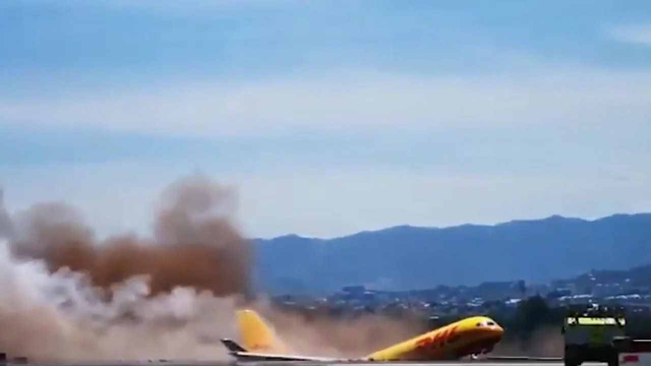 Un avi&oacute;n de mercanc&iacute;as se parte en dos al hacer un aterrizaje de emergencia 