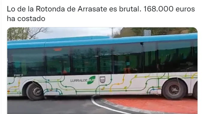 Autob&uacute;s atravesando la rotonda 