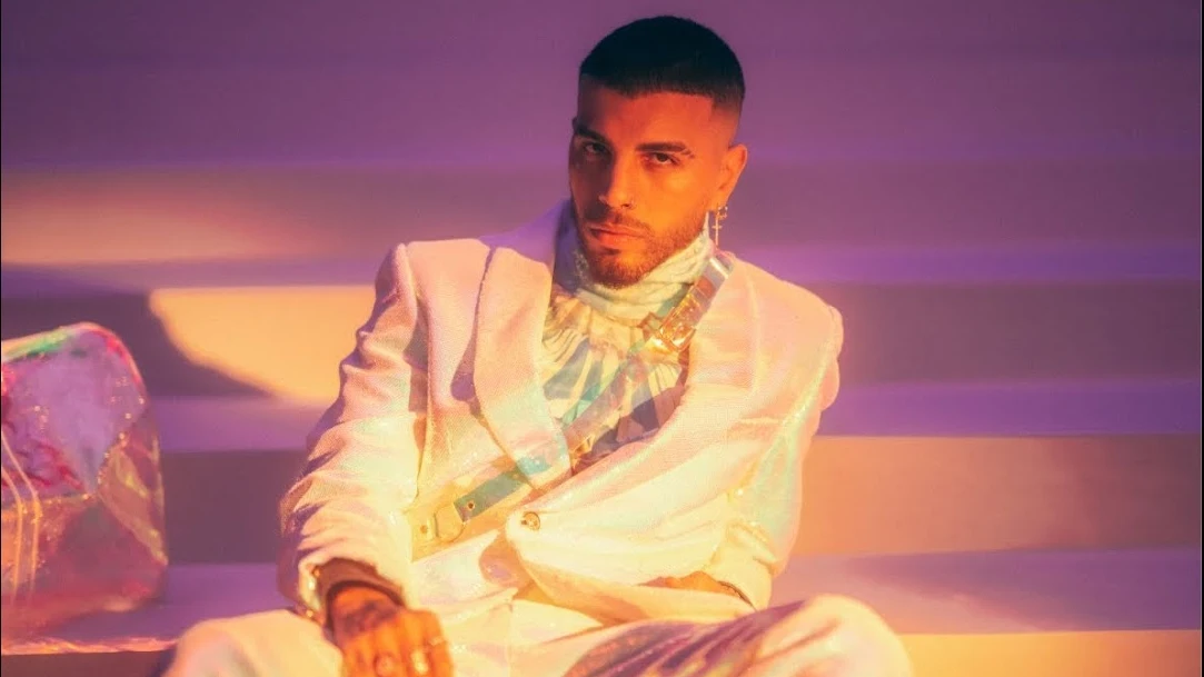 Rauw Alejandro en el videoclip de su nueva canci&oacute;n, 'Museo'.