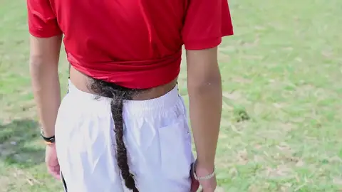 Adolescente con rabo peludo en la espalda Adolescente con rabo peludo en la espalda