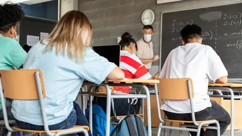 Un profesor dando clase Un profesor dando clase