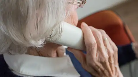 Abuelita al teléfono. Abuelita al teléfono.
