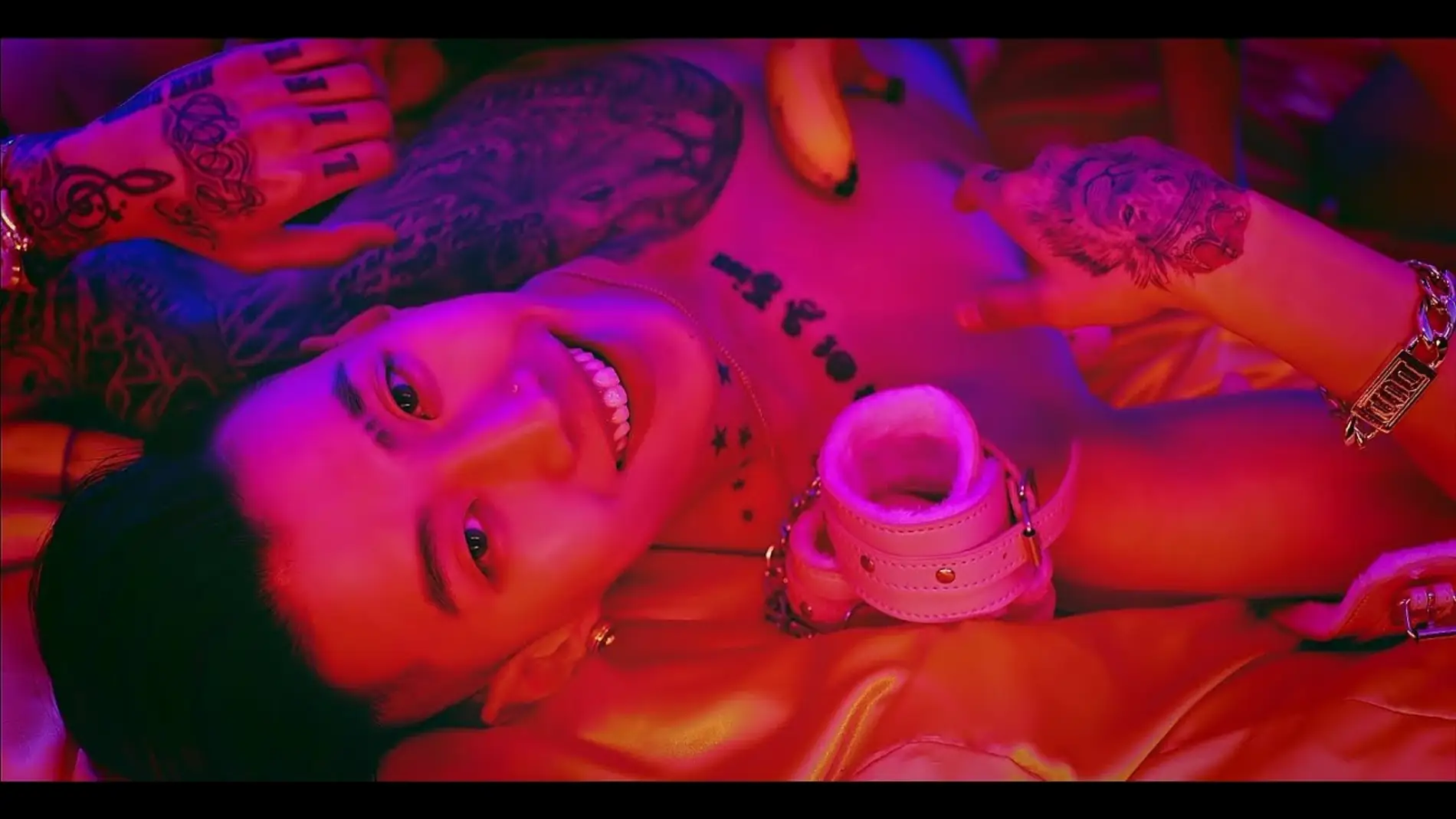 Jay Park en su videoclip de 'MOMMAE'.