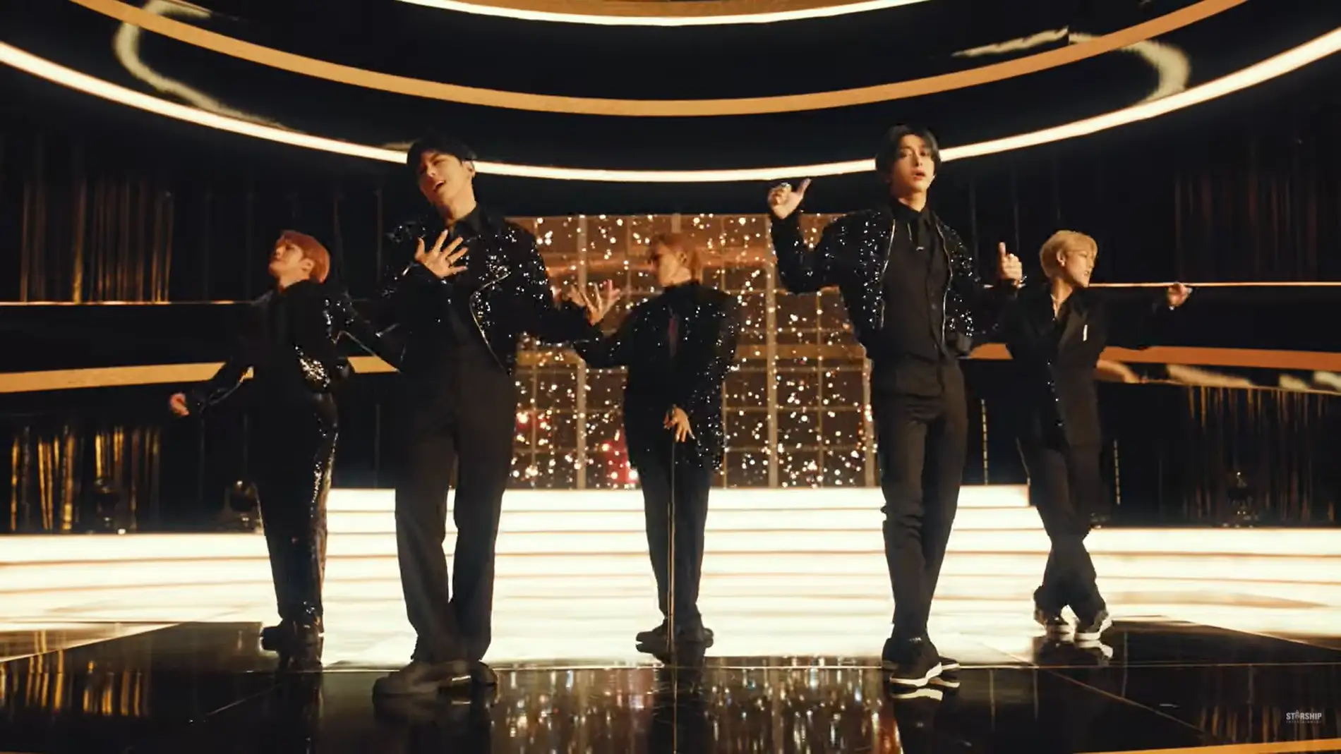 Monsta X en 'Love'.