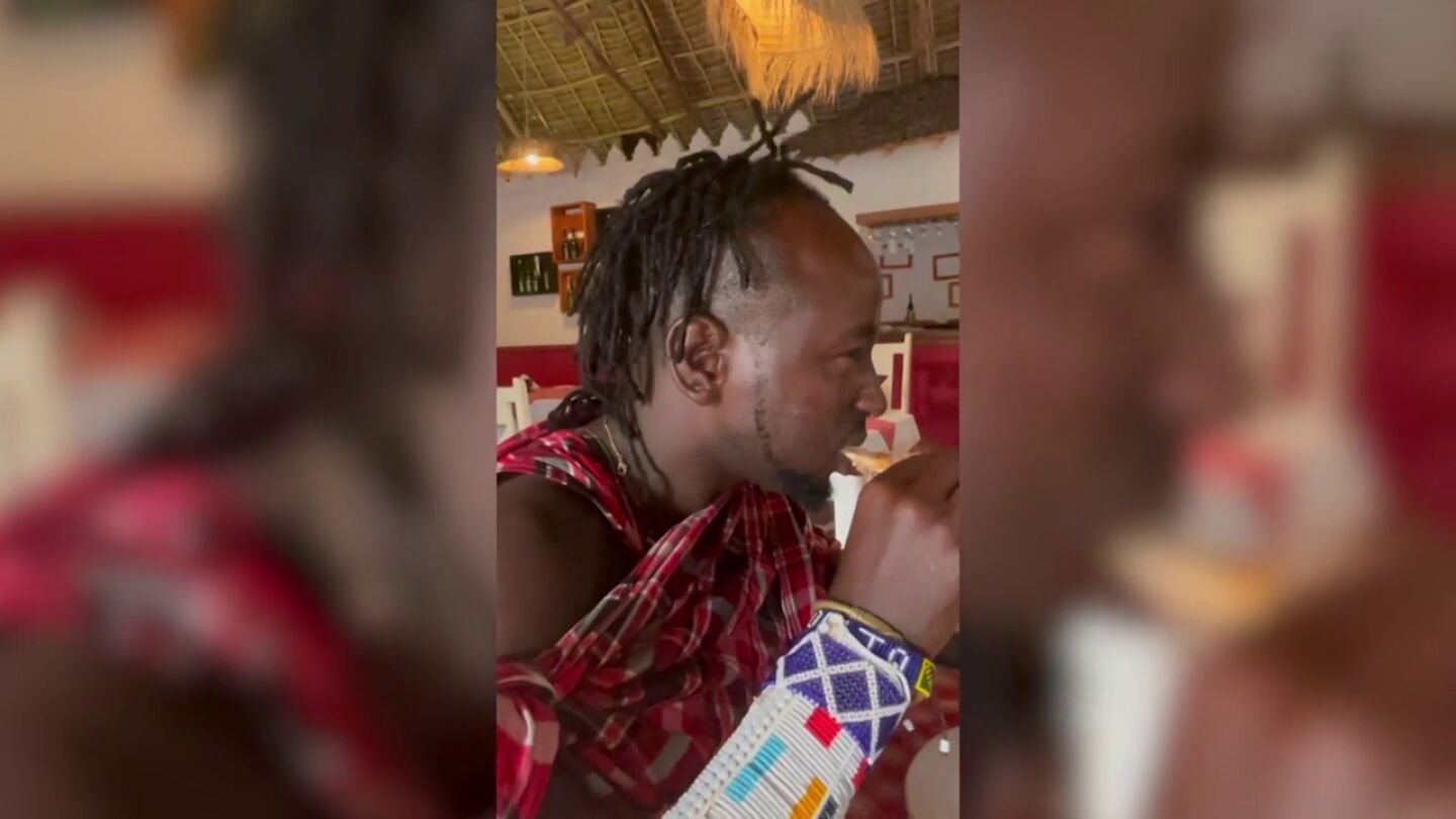 Guerreros de una tribu Masai prueban la pizza