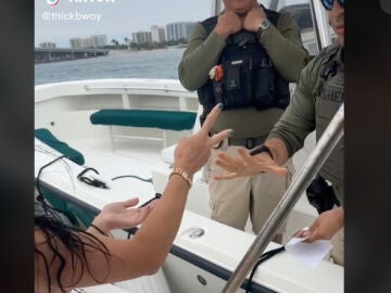 El polémico momento en el que se libran de una multa con una chiquillada