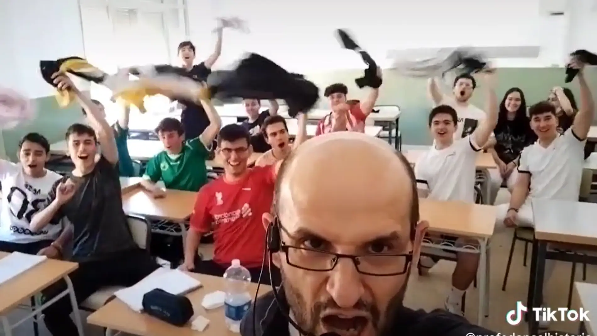 El profesor de historia con sus alumnos