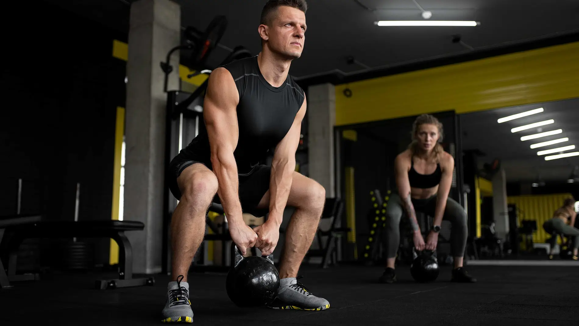 Dos personas en un gimnasio.