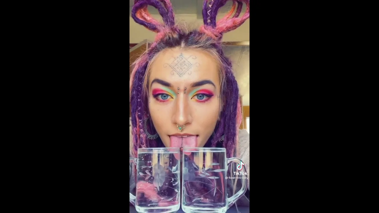 Una joven adicta a las modificaciones muestra c&oacute;mo puede saborear dos cosas a la vez con su lengua b&iacute;fida