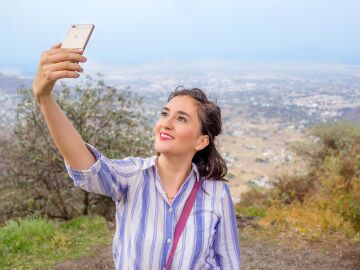Una chica haci&eacute;ndose un selfie.
