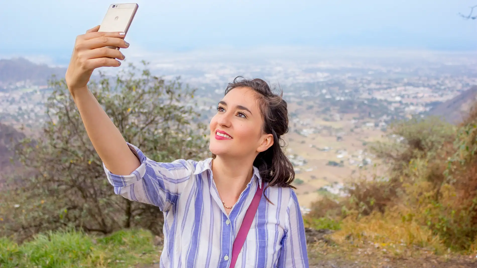 Una chica haciéndose un selfie.