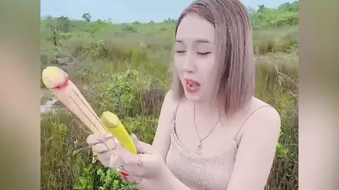 Mujer con la "Flor pene" Mujer con la "Flor pene"