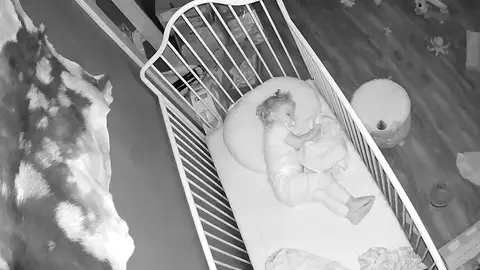 Una cámara de seguridad capta una extraña presencia en la habitación de un bebé Una cámara de seguridad capta una extraña presencia en la habitación de un bebé